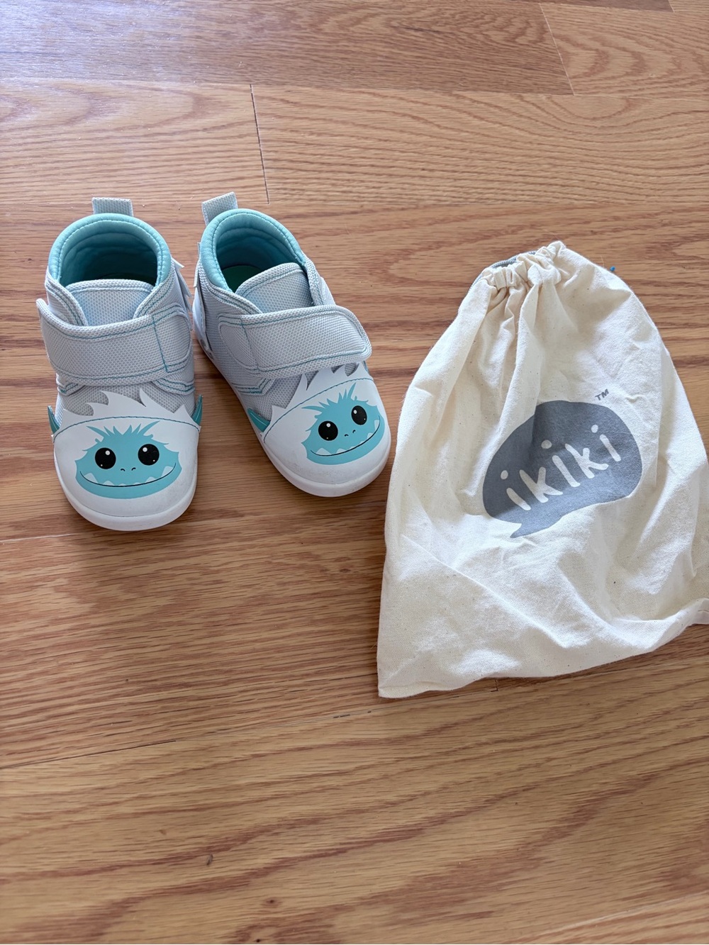 Ikiki squeaky baby shoes size 5